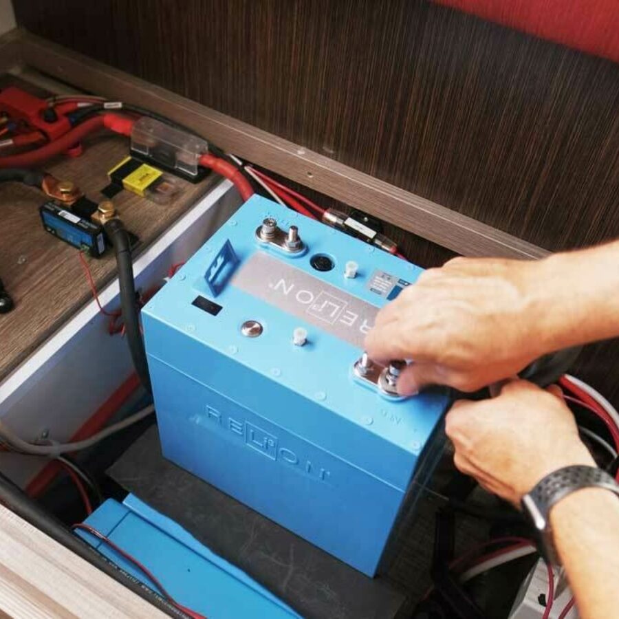 https://ceb8596f236225acd007-8e95328c173a04ed694af83ee4e24c15.ssl.cf5.rackcdn.com/images/hero/_zPattern/battery-tech-specs.jpg
